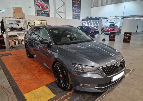 Skoda Superb cena 70900 przebieg: 198445, rok produkcji 2016 z Warszawa małe 781